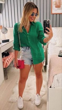 Look Disco, Outfit Verano, Outfit Mujer, Elegante Casual, Casual Chic Outfit, Green Shirt