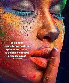 a woman's face covered in colored powder with her hand on her chin and the words, o silencio e forma de dise