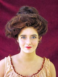 edwardian era makeup | Oh, you beauty! This Maur-Gibson Girl is a modern girl doing Victorian ... Moulin Rouge Hair, 19th Century Hairstyles, Victorian Era Hairstyles, Rouge Hair