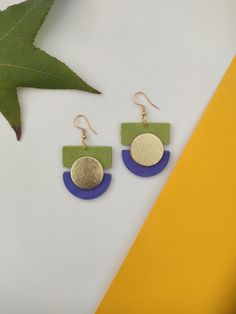 PENDIENTES DE PIEL CON ENGANCHE DE ACERO INOXIDABLE. IDEALES PARA UNA CELEBRACION ESPECIAL, UNA BODA, UN BAUTIZO, UNA FIESTA... PINCHA AQUÍ PARA OBTENER UN 20% DE DESCUENTO EN TU PRIMERA COMPRA subscribepage.io/luarbisuteria Leather Earrings Ideas, Handmade Leather Jewelry, Leather Earring, Leather Jewellery, Mixed Media Jewelry, Earrings Design, Jewelry Accessories Ideas, Polymer Jewelry, Clay Jewelry Diy