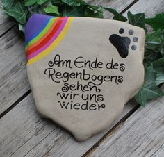 a rock with the words i am ende des regenbogens written on it