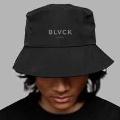 Adoptez un style estival Blvck avec le chapeau bob Blvck x Memeland. Ce chapeau réversible présente un côté minimaliste avec les deux logos brodés de chaque côté, et l'autre côté est orné d'un motif de crânes en noir brillant UV pour un look cool et décontracté.
Taille unique avec ajusteur de taille inclus.
100% nylon. Streetwear Hats With Embroidered Logo And Short Brim, Short Brim Hats With Embroidered Logo For Streetwear, Streetwear Bucket Hat With Embroidered Logo And Curved Brim, Streetwear Bucket Hat With Embroidered Logo, Black Wide Brim Hat With Embroidered Logo, Black Bucket Hat With Embroidered Logo For Streetwear, Embroidered Logo Bucket Hat For Streetwear, Streetwear Bucket Hat With Flat Brim, Embroidered Logo Hats For Summer Streetwear