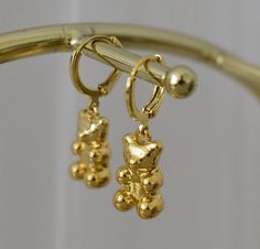 Gold Teddybär Ohrringe Kristall Ohrringe Gold Anhänger baumeln Creolen Tier Charme Teddybär Anhänger Halskette wasserdicht Schmuck Um Halsketten mit diesen Anhängern zu kaufen, gehen Sie auf diesen Link: https://www.etsy.com/listing/1567645061/ 🔹WIE SIE BESTELLEN 🔹 1️⃣Bitte wählen Sie den Charm-Stil, den Sie kaufen möchten, aus der Dropdown-Liste aus. - fester Bär oder Kristallbär. 2️⃣ Wenn Sie an jedem Ohrring einen anderen Charm wünschen, wählen Sie bitte die Kristallohrringe aus und teilen Gold Teddy Bear, Teddy Bear Earrings, Teddy Bear Pendant, Bear Jewelry, Bear Earrings, Best Birthday Gift, Dangle Hoop Earrings, Bear Pendant, Waterproof Jewelry