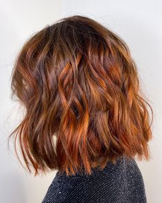 Här fick jag gå loss på lite röda toner. Vi valde att behålla bruna tonen i håret för att softa till färgen och även där minska för kommande utväxt. V Fiery Hair Color, Brown To Orange Ombre Hair, Winter Ombre Hair, Ginger Bob, Orange Ombre Hair, Short Hair Highlights, Funky Short Hair, Short Brown Hair, Hippie Hair