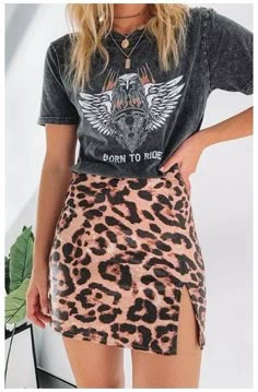 Comfortable Festival Outfits Summer, Crop T Shirt Outfit, Band Tee And Skirt Outfit, Skirt And Tee Shirt Outfit, Def Leppard Concert Outfit, Outfit Pollera, Shag Jacket, Wild Outfits