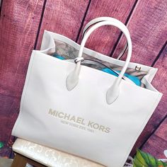 Women Bag Color Off White For The Size 16 14 Designer White Bags With Large Capacity, Designer Large Capacity White Bags, Luxury White Bags For Errands, Elegant White Shoulder Bag, Michael Kors Cream Bag For Daily Use, Designer White Bag With Dust Bag, Designer White Bag For On-the-go, Daily Use White Michael Kors Bag, Michael Kors White Shoulder Bag For Daily Use