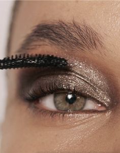 Victoria Beckham Makeup, 2024 Makeup, Victoria Beckham Beauty, Glittery Eyeshadow, Brunette Makeup, Face Art Makeup, Smink Inspiration, Bold Makeup, Glamour Makeup