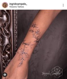 a woman's foot with flowers on it and the wording is in spanish