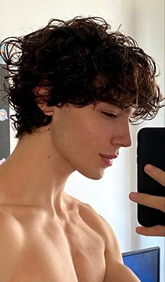 Brown Hair Male, Boys With Curly Hair, Haircuts For Wavy Hair, Body Reference Poses, Foto Tips, The Perfect Guy, Curly Hair Men, Aesthetic Guys, Curly Hair Cuts