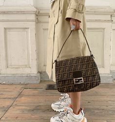 Nordic Fashion Women, Nordic Women, Minimalism Outfit, Vuitton Outfit, Nordic Fashion, Vintage Designer Bags, Scandinavian Minimalism, Pretty Bags, Chanel Deauville Tote Bag