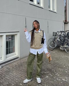 Easy Street Wear Outfits, Streetwear 2023 Women, Streetwear Fashion 2023 Women, Uk Streetwear Women, Layering Outfits Aesthetic, Trendy Outfits Fall, Jogger Outfit, Cargo Outfit, Pullover Outfit