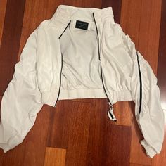 Never Worn White Urban Nylon Outerwear, White Nylon Urban Outerwear, Urban Style White Nylon Outerwear, White Spring Track Jacket With Zipper, White Track Jacket With Zipper For Spring, White Nylon Winter Windbreaker, Trendy White Windbreaker With Pockets, White Track Jacket For Spring, White Nylon Windbreaker For Winter