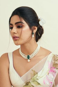 samyuktha organza floral saree Earrings For Saree, Pearl Necklace Outfit, Floral Organza Saree, Cleavage Hot, Floral Saree, Necklace Outfit