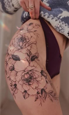 Popular Hip Tattoo Ideas 💡 Looking for the perfect hip tattoo? Check out our gallery of the top hip tattoo designs trending now including flowers, birds, quotes and more. Whether small and dainty or a large vibrant piece, hip tattoos are sexy and stylish. Click below for inspiration and tattoo artist recommendations in your area! #hiptattoos #tattooideas #bodyart #fashiontattoos Large Floral Leg Tattoo, Large Tattoos For Women, Large Back Tattoos For Women, Feminine Thigh Tattoos, Floral Hip Tattoo, Female Tattoo Ideas, Flower Hip Tattoos, Hip Tattoo Designs, Tattoo Artist Tattoo