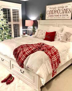 Cozy Christmas bedrooms are magical for your family or guests!! Idea Bilik Tidur, Reka Bentuk Bilik Tidur, Pillows And Blankets, Hiasan Bilik Tidur, White Bed