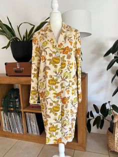 Perfect for autumn! Fall colored, flowers and leaves print coat. Coat is fully lined, buttons down the front and has two pockets in the front. In overall great condition with no notable flaws. Label reads Willards Apparel, Iowa City, Iowa. Measurement Chest 40in/101.5cm Length 38in/96.5cm Shoulder 15in/38cm Sleeve 22.75in/58cm *Please keep in mind that unless otherwise noted, all items in my shop are used or previously owned, normal wear and tear is expected, flaws that are noted are range from Vintage Autumn, Leaves Print, Iowa City, Colored Flowers, Print Coat, Sequin Mini Dress, Flowers And Leaves, Autumn Fall, Leaf Prints