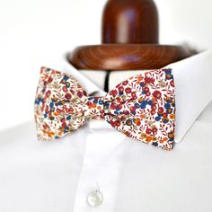 -> Shop on vacation until September 2nd <- -> The delivery date is indicated for each item <- Liberty Wiltshire bud hazelnut bow tie. The neck strap is white or another color of your choice. It is a knot that cannot be undone. It is adjustable to best fit your neck size. The maximum adjustment is up to 50 cm. For a larger neck circumference, please specify it in the comments of your order (remember to measure with the shirt). Available in 4 knot sizes: - Baby (0 - 4 years) - Child (5 - 12 years Classic White Bow As Gift, Adjustable White Bow Tie With Decorative Bow, Classic White Bow With Butterfly Knot, White Adjustable Bow With Butterfly Knot, White Adjustable Bow Tie Back, Adjustable White Bow Tie, Adjustable White Bow Tie Back, Dapper White Adjustable Bow Tie, Adjustable White Bow Tie With Butterfly Knot