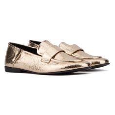 Step into chic luxury with our Carleigh flat, a dazzling expression of modern style. Crafted meticulously, these flats feature a sleek silhouette wrapped in a metallic finish for a touch of glamour. With faux leather that ensures durability and comfort, these flats effortlessly elevate your look for any occasion, day or night.