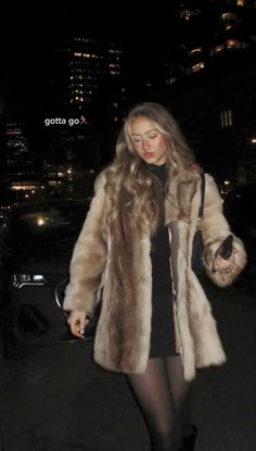 Mode Au Ski, Mode Gossip Girl, Fur Coat Outfit, Nyc Fits, Chique Outfit, Nyc Outfits, New York Outfits, Fest Outfits, Maggie Lindemann