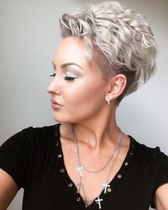 Short Hair Makeup, Pixie Undercut, Curly Pixie Hairstyles, Heatless Hairstyles, Haircuts For Curly Hair, Diane Kruger, Permed Hairstyles, Pixie Bob, Short Hair Haircuts