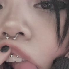 Grunge Piercings Nose, Aesthetic Nose Pericings, Grunge Piercings Face, Septum Piercing Aesthetic Grunge, Piercings Aesthetic Face, Snake Bites Piercing Aesthetic, Aesthetic Piercings Face, Nose Pericings, Face Piercings Aesthetic