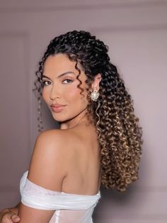 Penteado para noiva cacheada Insta @abrunalimaa Curly Bridal Hair, Curly Hair Up, Curly Hair Beauty, Curly Wedding Hair, Bridal Hair Inspiration, Curly Hair Updo, Curly Hair Inspiration, Hair Flip, Curly Girl Hairstyles