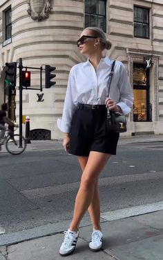 Black Short Outfit, Black Shorts Outfit, Celana Fashion, Adidas Samba Outfit, Samba Outfit, Look Office, White Look, Outfit For Women