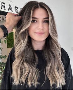 Willkommen in meinem "LuxuryHairDreams" Shop Dunkelblonder Balayage Root Smudge Wavy Topper | Jungfrau Premium Echthaar | 15x15 | Unsichtbare Spitze | Med-Length Kleberlos Erhöhen Sie Ihr Haarspiel mit unserem exquisiten dunkelblonden Balayage mit Root Smudge Wavy Topper. Dieses Premium-Haarteil ist für diejenigen gedacht, die die perfekte Mischung aus Stil, Qualität und Komfort suchen. Hergestellt aus 100% jungfräulichem Echthaar, bietet dieser Topper einen natürlichen und nahtlosen Look, der sich mühelos mit Ihrem eigenen Haar mischt. Egal, ob Sie Volumen oder Länge hinzufügen oder einfach Ihr Aussehen ändern möchten, dieser Topper ist Ihre Lösung. Wayla ist ein Premium-Topper mit satten Blondtönen und einem nahtlosen Farbübergang von den Spitzen zu den Wurzeln, um einen natürlichen Look Ash Brown Roots Balayage, Baylage Hair Fall, Brunette Balayage Hair Blonde Dark Roots Long, Dark Roots And Platinum Blonde, Hair Ideas Ash Blonde, Light Colored Hair Ideas Ash Brown, Dark Roots Blonde Highlights Brunettes, Real Estate Hair Styles, Blonde Balayage With Black Roots