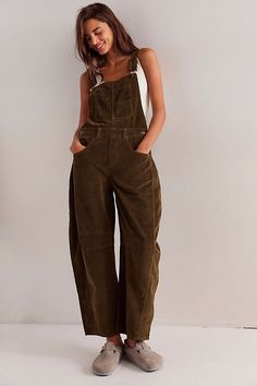 Best Overalls For Women, Barrel Leg Overalls Outfit, Comfy Overalls Women, Cord Dungarees Outfit, Grungy Cottage Core, Women’s Overalls, Khaki Overalls Outfit, Loose Overalls Outfit, Queer Women Fashion