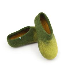 Felt slippers made in two shades of green sheep wool on the outside with yellow on the inside. These womens house shoes in ombre green will bring the freshness of spring inside your home. At Wooppers we make boiled wool slippers / wool clogs in environment conscious manner. Ours are health slippers that will massage your feet gently in a most comfortable way. Find more about the benefits of wearing Wooppers here----> https://www.etsy.com/shop/Wooppers?ref=hdr_shop_menu#about SIZES PLEASE INDI Comfortable Green Indoor Slippers, Green Slip-on Slippers With Soft Sole, Green Flat Slippers With Rubber Sole, Casual Green Slippers With Soft Sole, Comfortable Green Closed Toe Slippers, Green Casual Indoor Slippers, Wool Clogs, Ombre Green, Felt Slippers