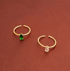 Smaragd Ring - Elegant Green Stone Addition to Your Collection Enhance your ring stack with the exquisite Smaragd Ring from Oma The Label. This green stone ring adds a perfect pop of color to elevate any outfit, whether you're dressing up a simple look or pairing it with our Lidenskap or Hverdag earrings for a coordinated ensemble. Features: Dainty Collection: Lightweight, hypoallergenic, and delicate designs. Materials: Crafted in 18k gold plated stainless steel with green and clear stone accen Green Stone Ring, Smaragd Ring, 7 Design, Ring Elegant, Green Stone Rings, Bangle Ring, Silver Jewelry Necklace, Ring Stack, Clear Stone