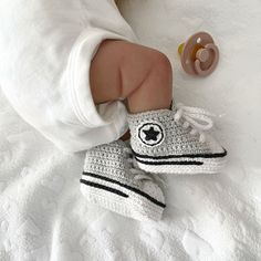 Shoes sneakers baby Crochet Newborn Outfits, Announcement Pregnancy, New Baby Announcements, Crochet Booties