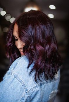 Here are 16 perfect and vibrant burgundy hair color ideas that will blow your mind. Burgundy red, burgundy brown hair colors for a fierce change! Dark Plum Hair Color, Plum Brown Hair, Pelo Color Vino, Wine Hair Color, Maroon Hair, Hair Color Plum, Rambut Brunette, Plum Hair, Wine Hair