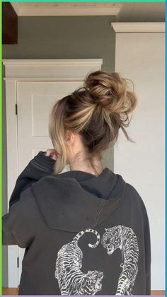 Summer hairstyle idea. Easy and simple hair idea. Summer hair inspo for you 😘 #hairstyles #hair #summerstyle #summerhairstyle Long Hair Styles Bun, Bun Hair Outfit, Viral Tiktok Messy Bun, Hot Messy Bun, Cute Hairstyles Dark Hair, High Messy Bun With Bangs, Messy Bun Styles For Long Hair, Messy Look Hairstyles, Ute Hair Styles