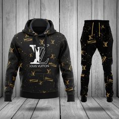 Looking for the perfect luxury brand outfit to wear this winter? Look no further than Hoodie Long Pants Set! Our outfits are designed to keep you cozy and stylish all winter long.Product Louis Vuitton Hoodie, Vuitton Outfit, Louis Vuitton Outfit, Branded Outfits, Outfit For Men, Hoodie Pants, Louis Vuitton Black, Clothes Outfit, Hoodie And Sweatpants