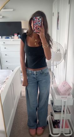 Winter Clothes Inspo Outfit, Teen Girl Aesthetic Outfits, Body Suit Outfits Aesthetic, Comfy School Outfits College, Low Rise Light Wash Jeans Outfit, Simple Clean Girl Outfits, Indy Style Outfits, Loose Fit Outfits Women, Priscilla Pants Outfit