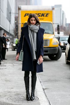 Navy blue coat + grey scarf + teal purse Minimalisticky Chic, Model Off Duty Street Style, Look Winter, Model Street Style, Mode Casual, Street Style Winter, Warm Scarf, Models Off Duty