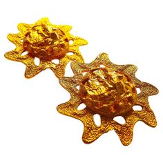 Large YVES SAINT LAURENT Clip On Earrings featuring a Sun in Gold Tone Openwork Metal, Very Rare Design form the 1980s ! Signed YSL Made in France at Back Stunning Christmas Gift Idea for Luxury High Fashion Jewelry Lovers ! Condition : Excellent Vintage Condition Size : around 5 cm wide An amazing Gift for Her and any Vintage High Fashion Jewelry Lover, and will be a stunning addition to your collection !! We are based in France and are a long time Hermes and fashion jewelry collector, buy with Vintage High Fashion, Ysl Paris, High Fashion Jewelry, French Clip, Glass Drop Earrings, Pearl And Diamond Earrings, Trapeze Dress, Vintage Clip, Purple Crystals