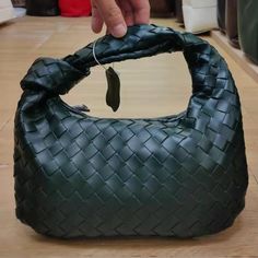 Hot Sales Size: 26X3X16cm Shape: HobosTypes of bags: Shoulder & HandbagsMain Material: PUClosure Type: Zipper & HaspHardness: SOFTModel Number: XNP8832Lining Material: PolyesterOccasion: VersatilePattern Type: KnittingNumber of Handles/Straps: SingleInterior: Interior Slot PocketItem Type: HandbagsFeatures: Woven Pattern / High quality fabricOccasion: Shopping,Party,Travel,Work,PartyLeather: Woven Soft Leather,Tocuh feeling is GreatStyle: Fahsion.Brand DesignInside: large inside have pocket Hand Clutch, Black Gift Bags, Woven Leather Tote, Woven Leather Bag, Hobo Tote Bag, Real Leather Bags, Zippered Clutch, Gold Handbags, Bag Luxury