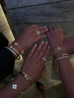 Expensive Jewelry Luxury, Luxe Jewelry, Jewelry Accessories Ideas, Dope Jewelry, Gold Bracelets, Jewelry Fashion Trends, Classy Jewelry, Expensive Jewelry, Jewelry Lookbook