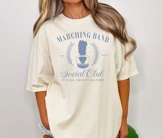 Show your pride as a Band Mom with this stylish and comfortable Marching Band Social Club T-Shirt. Perfect for all the halftime shows and band events, this tee is a must-have for any proud marching band mom. 🎺 -Stylish design: Features a unique Marching Band Social Club graphic that stands out. -Versatile wear: Ideal for casual outings, band practices, and performances. -Perfect gift: Great for birthdays, holidays, or any special occasion for band   moms. Celebrate every halftime in style and s Marching Band Must Haves, Funny Marching Band Shirts, Marching Band Party Ideas, Band Mom Shirts Ideas, Camping Tshirt Ideas, School Band Shirts, Marching Band Mom, Marching Band Shirts, Sports Ideas