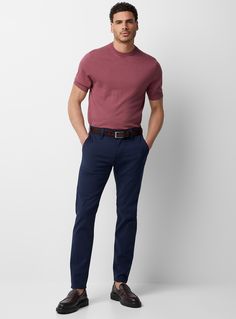 Homme > Pantalons 34 Heritage - Le chino Verona Coupe droite 34 Heritage  34 Heritage au 31 C'est le chino épuré qui se démarque par sa souplesse, son extensibilité et sa respirabilité pour un maximum de confort Coupe droite Mélange extensible de coton et de viscose  Veuillez noter que les produits offerts en ligne seulement sont expédiés directement par le fournisseur. Ils sont donc livrés séparément des produits courants Simons et peuvent arriver dans des délais différents. De plus, l'aspect du colis peut différer de ce que vous recevez habituellement de La Maison Simons.  Taille de l'article en photo : 32 Mens Blue Chinos Outfits, Navy Pants Outfit Men, Blue Chinos Men Outfits, Chino Pants Outfit, Navy Pants Outfit, Blue Chinos Men, Mens Business Casual, Blue Pants Men