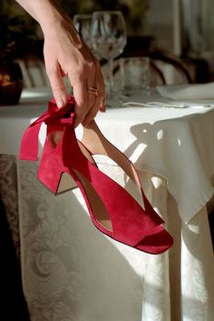 Love In Italy, Stunning Shoes, Sustainable Style, Gorgeous Shoes, Travel Wardrobe, Pretty Shoes, Mother Of The Groom