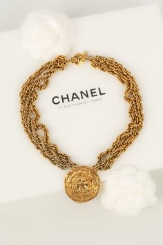 CHANEL - (Made in France) Collier multichaînes en métal doré et médaillon gravé. Collection 1984. Condition : Très bon état Dimensions : Longueur : 45 cm Multi Chain Necklace, Chanel Necklace, Ysl Shoes, Jimmy Choo Sunglasses, Gold Ounce, Dior Shoes, Handbag Wallet, Wallet Accessories, Dior Bag