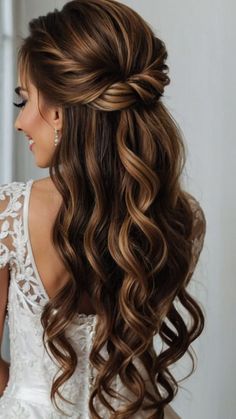 Planning the perfect bridal look can be just as important as choosing the right dress, and for brides with long hair, the options are endless. Long hair allows for a variety of elegant, romantic, and sophisticated hairstyles that can complement any wedding theme or personal style. Boho Updo Hairstyles, Vintage Wedding Hairstyles, Bridesmaid Hair Inspo, Elegant Veils, Boho Updo, Western Style Wedding, Jamaica Wedding