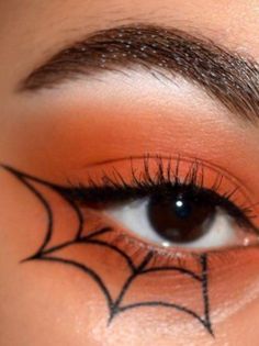 10 maquillajes de Halloween que puedes hacer de último momento How To Do Spider Web Eyeliner, Eye Make Up Halloween, Halloweenské Líčení Easy, Halloween Make Up Pretty, Eyeliner Ideas Halloween, Spider Eyeliner Makeup, Spider Web Liner, Spider Makeup Eyes, Halloween Liner Makeup