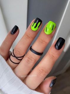 Show off a daring look with this bloody knife manicure! Perfect for Halloween 🖤🩸 #DaringNails #HalloweenStyle Ongles Beiges, Black Halloween Nails, Holloween Nails, Halloween Nails Easy, Nails Yellow, Halloween Acrylic Nails, Cute Halloween Nails, October Nails, Cute Gel Nails