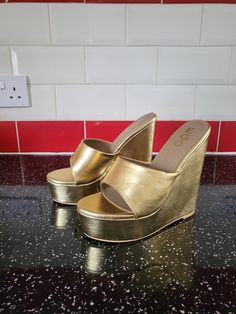 Beautiful early 2000s golden mules, in Size UK6. I don't see any flaws on them. Very golden and reflective, really eye catching! Glamorous Gold Open Toe Mules, Gold Round Toe Mules For Party, Early 2000s, Women's Shoes Sandals, Womens Sandals, Shoes Sandals, United Kingdom, Faux Leather, Women Shoes