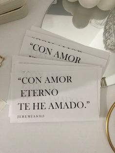 there are three pieces of paper that say con amor and te he amado