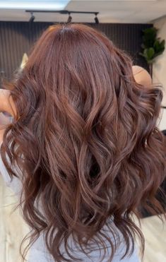 #cooper #cheveux #automn #pinterest #blog Dark Balayage Copper, Chocolate Brown Hair With Highlights Red, Chocolate Brown Hair With Copper, Cooper Brown Hair Colour, Brown Auburn Hair Color, Dark Red Hair With Brown, Chocolate Brown Hair With Highlights, Gold Brown Hair, Dark Chestnut Hair